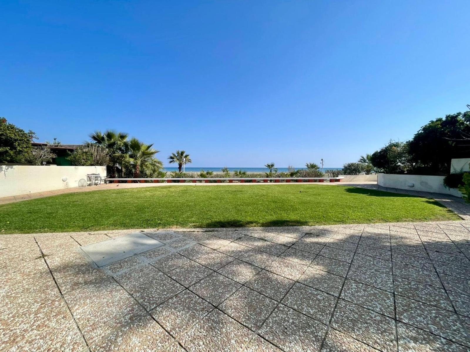 Sea View Suite In Makenzy Larnaca Exterior foto
